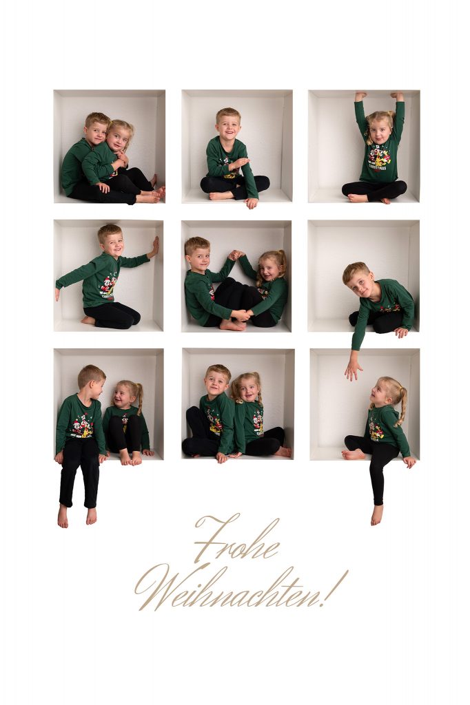 Kinder in Weihnachtspullies in Box